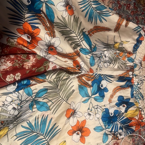 A Stylish, Festive Pants - Picture 2 of 4